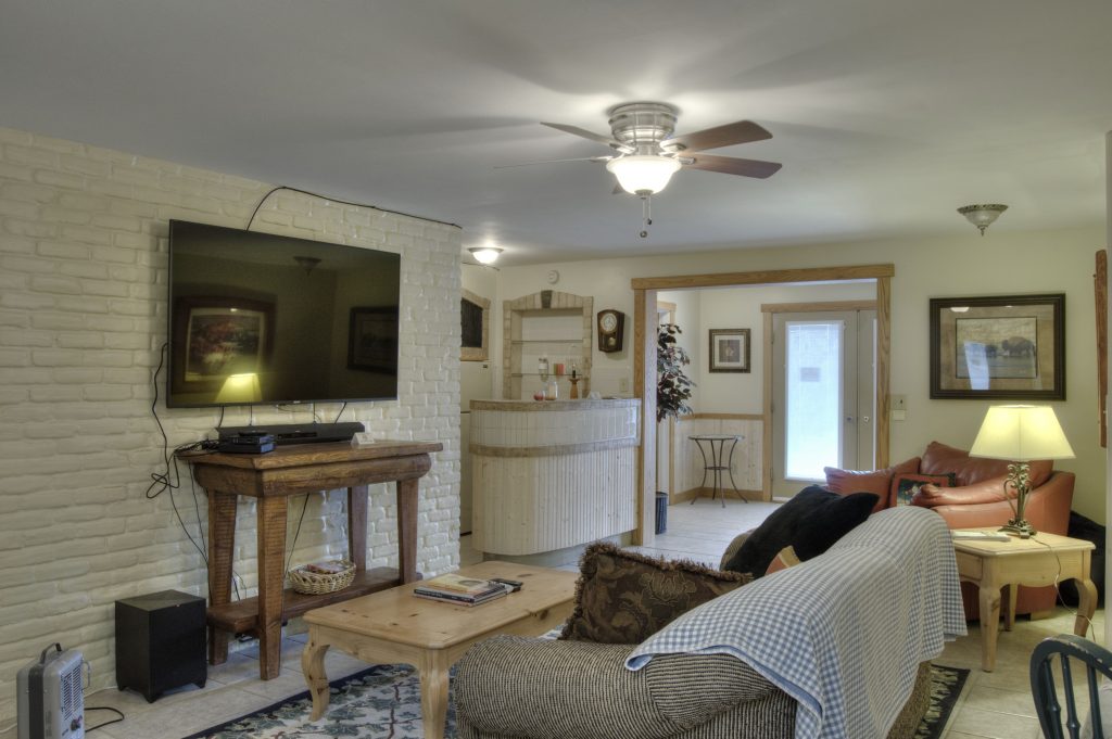 Place To Stay In Yellowstone National Park The Yellowstone Room   Common Basement 2 1024x681 